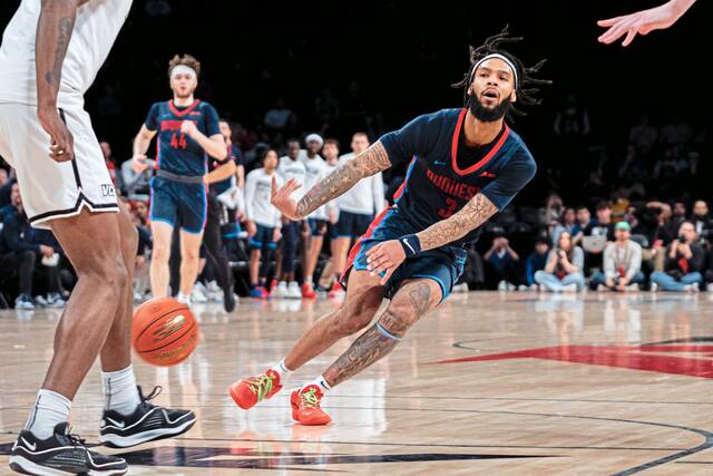 Duquesne’s Dae Dae Grant passes during the first half against VCU in the championship of the Atlantic 10 Conference Tournament on Sunday.