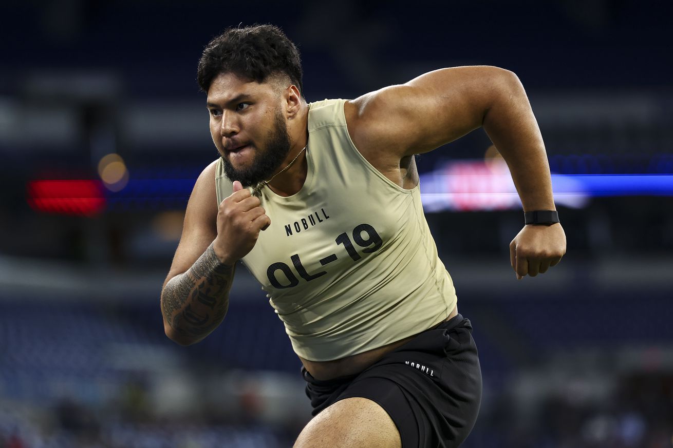 Troy Fautanu #OL19 of Washington participates in a drill during the NFL Combine at the Lucas Oil Stadium on March 3, 2024 in Indianapolis, Indiana.