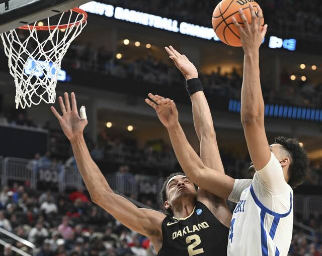 Oakland’s Chris Conway defends on Kentucky’s Adou Thiero in the second half during NCAA first round action, March 21, 2024 at PPG Paints Arena.