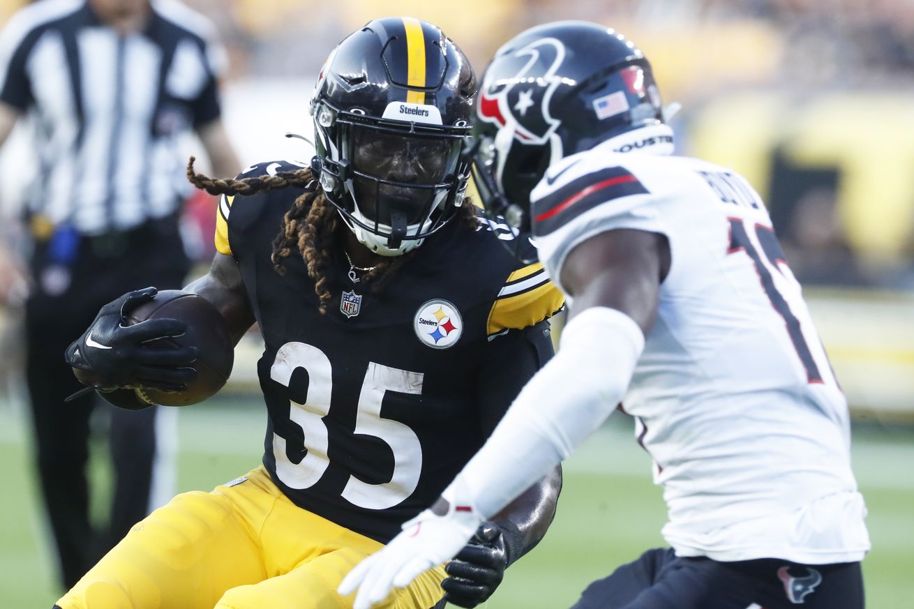 Pittsburgh Steelers running back Jonathan Ward (35) runs the ball as Houston Texans cornerback Kris Boyd (17) defends during the second quarter at Acrisure Stadium.