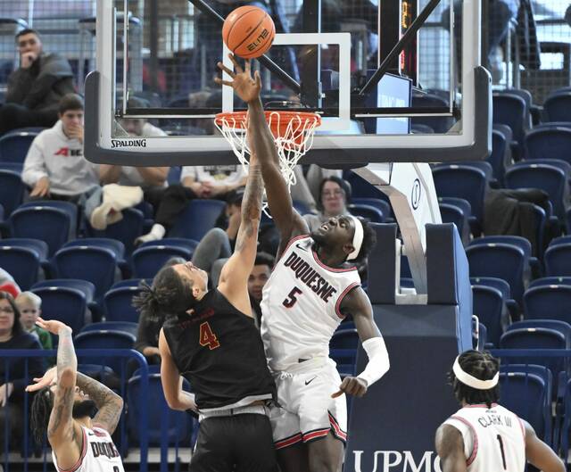 Duquesne’s Halil Barre blocks the shot of Winthrop’s Kelton Talford on Dec. 21, 2022 at UPMC Cooper Fieldhouse.