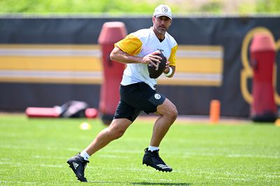 Aaron Rodgers #8 of the Pittsburgh Steelers looks to pass during Minicamp at UPMC Rooney Sports Complex on June 11, 2025 in Pittsburgh, Pennsylvania.