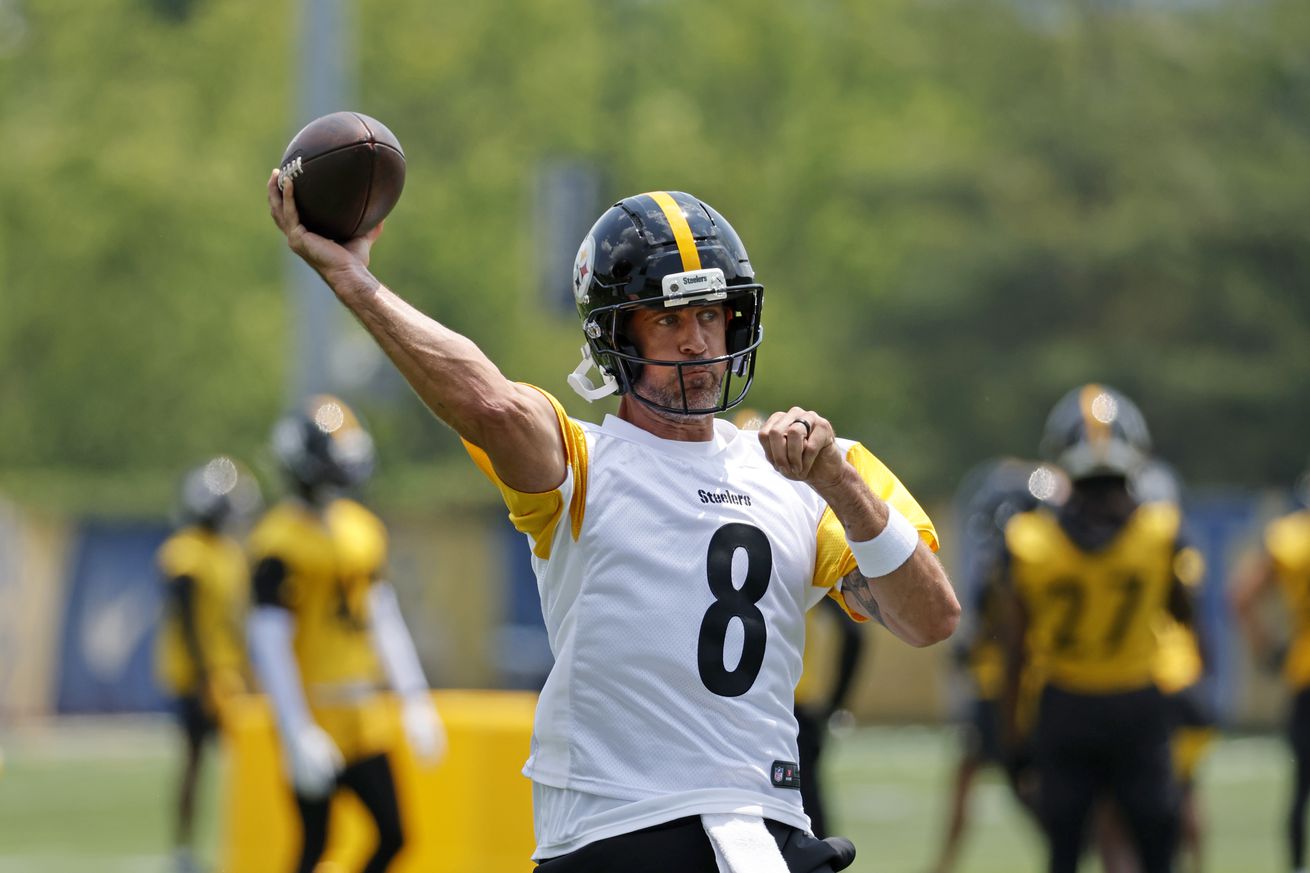 Aaron Rodgers #8 of the Pittsburgh Steelers in action during Minicamp at UPMC Rooney Sports Complex on June 10, 2025 in Pittsburgh, Pennsylvania.