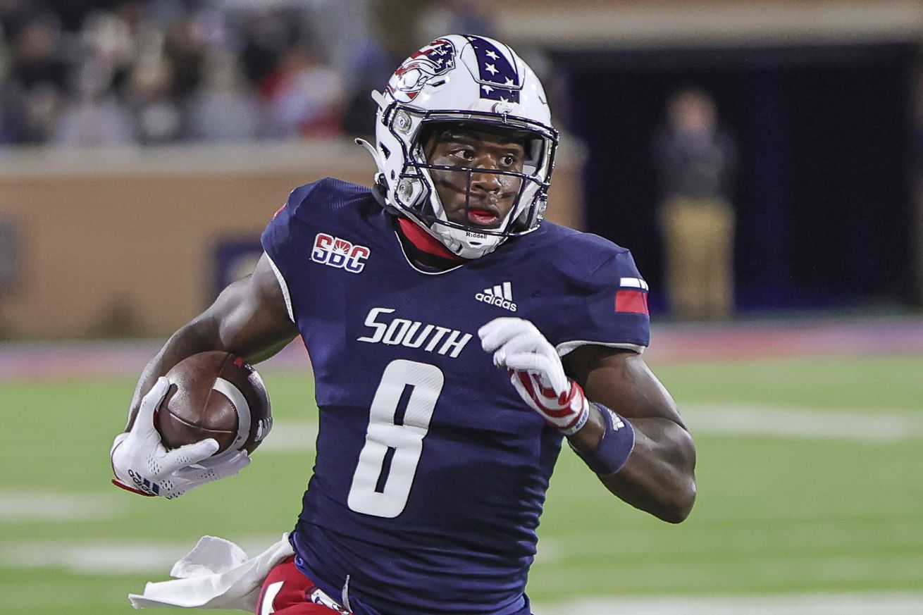 South Alabama Jaguars tight end DJ Thomas-Jones (8) runs the ball during a college football game between the Texas State Bobcats and the South Alabama Jaguars on November 12, 2022, at Hancock-Whitney Stadium, in Mobile, Alabama.