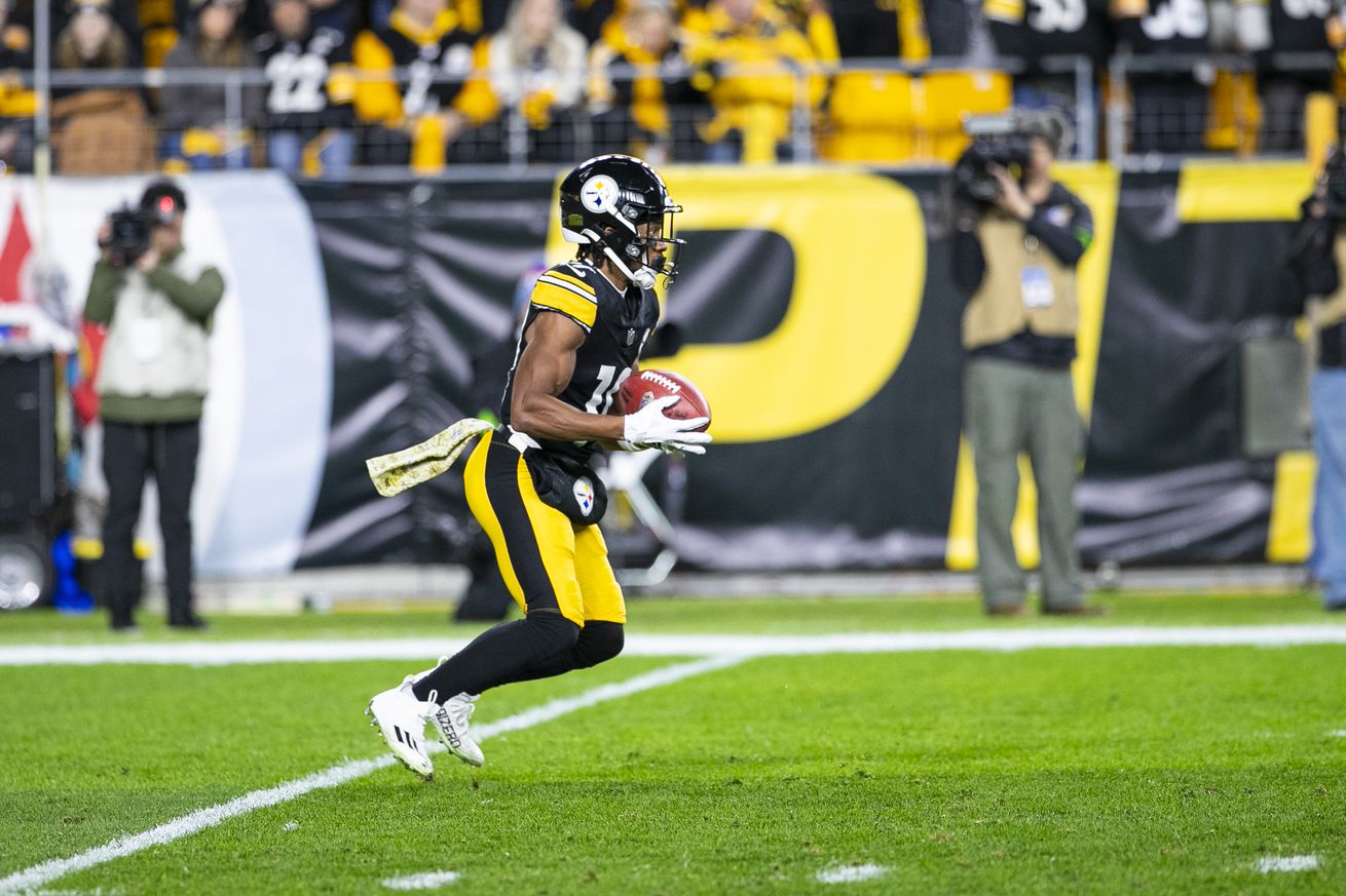Pittsburgh Steelers wide receiver Calvin Austin III (19) returns a punt during the regular season NFL football game between the Tennessee Titans and Pittsburgh Steelers on November 02, 2023 at Acrisure Stadium in Pittsburgh, PA.