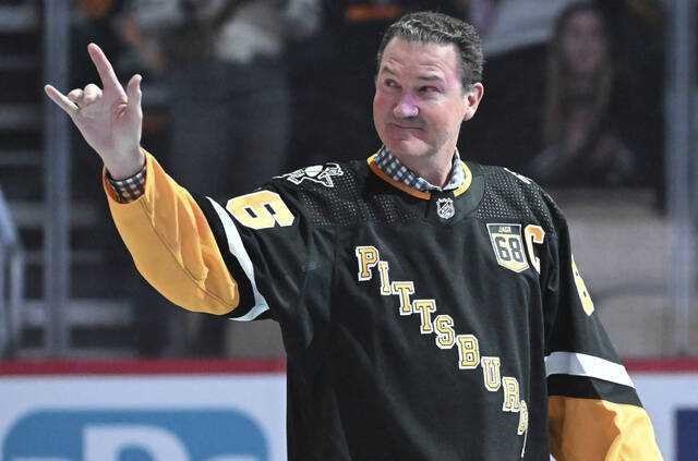 Mario Lemieux waves to the crowd as he enters PPG Paints Arena on Feb. 18, 2024.