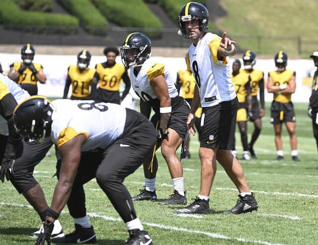 Steelers quarterback Aaron Rodgers directs traffic during 7 shots Monday, Aug. 11, 2025 at Saint Vincent College.
                                Steelers quarterback Aaron Rodgers directs traffic during 7 shots Monday, Aug. 11, 2025 at Saint Vincent College.