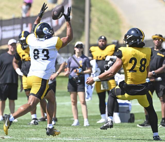 Steelers tight end Connor Heyward tips the ball to himself during Tuesday’s training-camp practice at Saint Vincent.