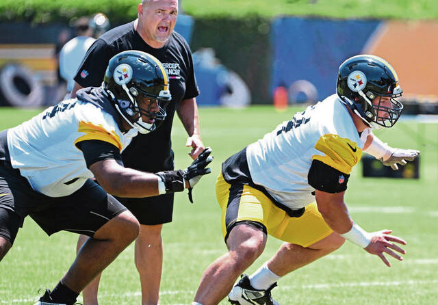 Steelers offensive line coach Pat Meyer watches Spencer Anderson (left) and Zach Frazier during minicamp on June 13, 2024, at UPMC Rooney Sports Performance Complex.