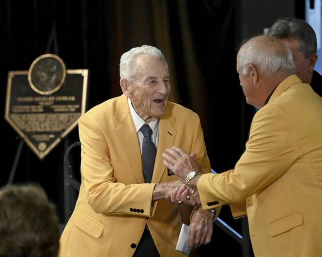 Vernon Law is greeted by Steve Blass after being inducted into the Pirates Hall of Fame on Thursday.
