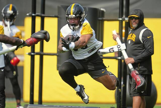 Steelers running back Jaylen Warren participates in the football team’s OTA workout in Pittsburgh on June 5, 2025.