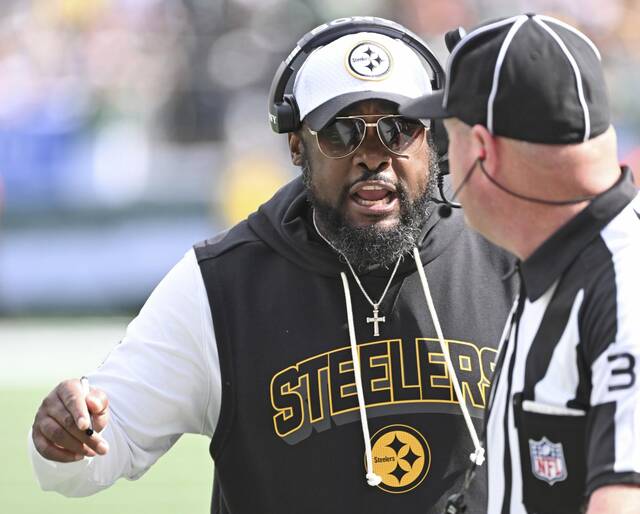 Pittsburgh Steelers coach Mike Tomlin has words with line judge Tripp Sutter during the third quarter of Sunday’s win against the New York Jets at MetLife Stadium in New Jersey.