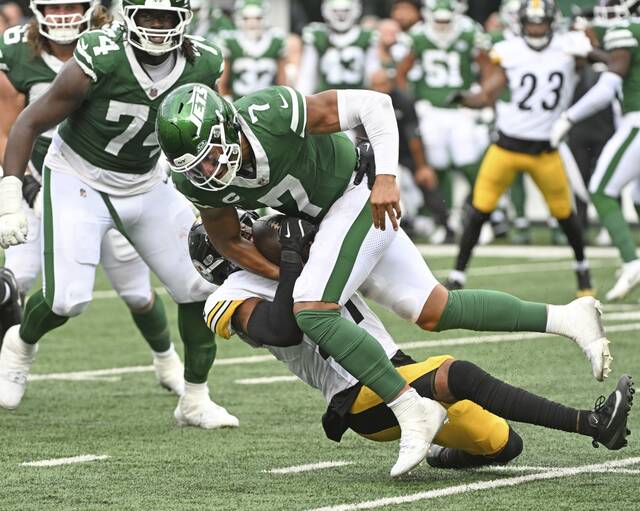 The Steelers’ Chuck Clark pulls down Jets quarterback Justin Fields in the fourth quarter Sunday at MetLife Stadium.