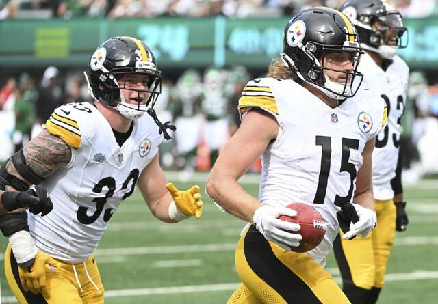 The Steelers’ Ben Skowronek celebrates his fumble recovery against the Jets on Sunday.