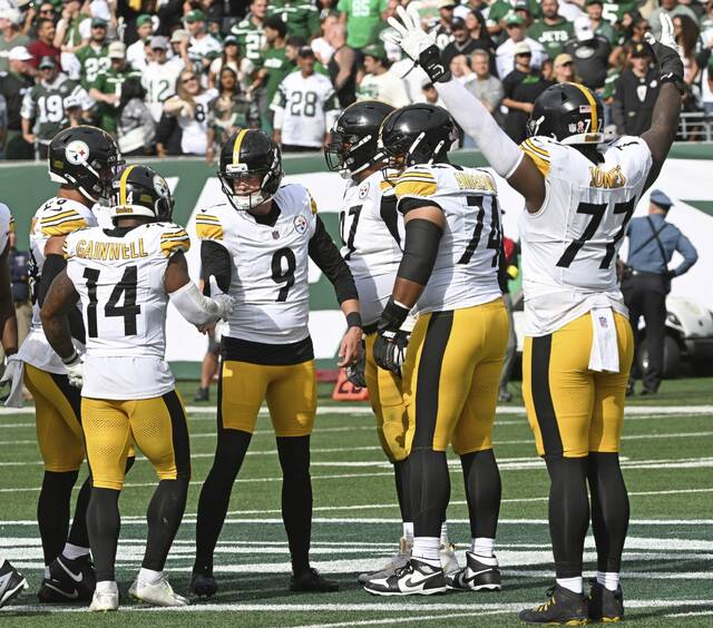 The Steelers celebrate with Chris Boswell after his 60-yard field goal in the fourth quarter against the Jets in the season opener Sunday.