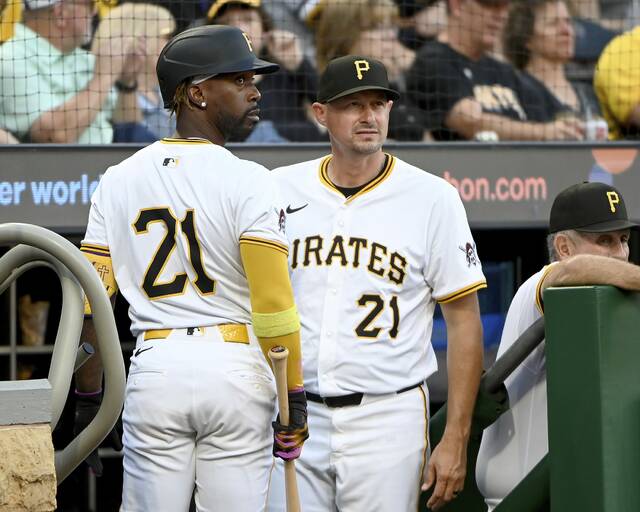 Pirates manager Don Kelly talks with Andrew McCutchen at the dugout during the Clemente Day game against the Cubs on Monday, Sept. 15, 2025, at PNC Park.