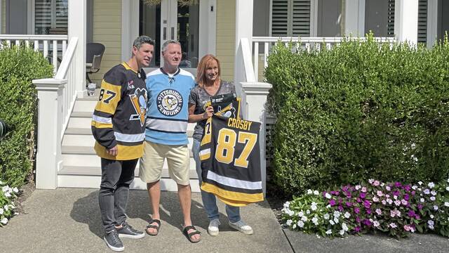 Penguins forward Sidney Crosby delivered gifts for season ticket holders Cassie Montell and Jim Wiltman in Sewickley, Sept. 15, 2025.
