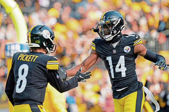 Former Steelers wide receiver George Pickens celebrates a touchdown with quarterback Kenny Pickett in a Jan. 8, 2023, game against the Cleveland Browns in Pittsburgh.