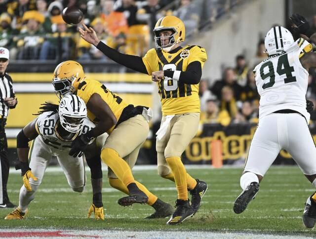 Steelers quarterback Aaron Rodgers throws against the Packers in the second quarter Sunday.