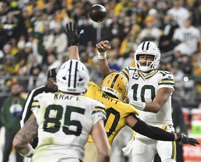 Packers quarterback Jordan Love throws to Tucker Kraft in the third quarter Sunday at Acrisure Stadium.