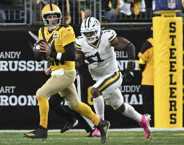 Steelers quarterback Aaron Rodgers is pursued by the Packers’ Micah Parsons in the fourth quarter Sunday.
                                Steelers quarterback Aaron Rodgers is pursued by the Packers’ Micha Parsons in the fourth quarter Sunday Oct. 26, 2025 at Acrisure Stadium.