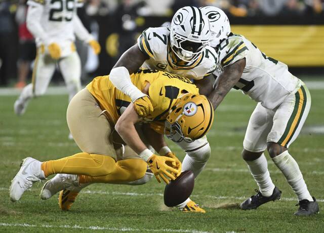 Pittsburgh Steelers tight end Pat Freiermuth can’t hang on to a pass with the the Green Bay Packers’ Quay Walker close by in coverage during the fourth quarter of Sunday’s game at Acrisure Stadium. Freiermuth had a quadriceps injury that prevented him from practicing Wednesday.