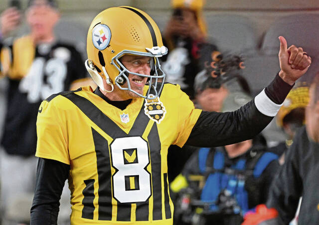 Steelers quarterback Aaron Rodgers gives a thumbs up during warmups sporting the third uniforms against the Packers on Oct. 26, 2025, at Acrisure Stadium.
