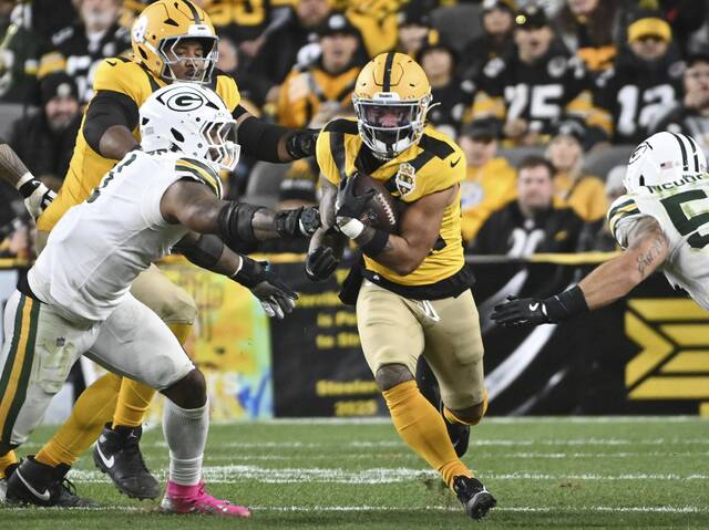 Steelers running back Jalen Warren runs against the Packers Sunday, Oct. 26, 2025 at Acrisure Stadium.