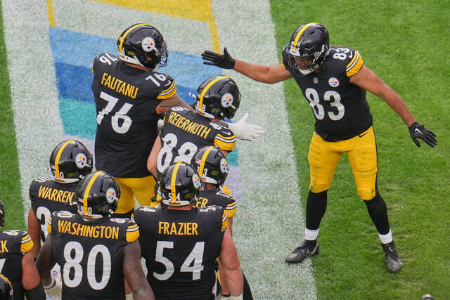 Pittsburgh Steelers tight end Connor Heyward (right, No. 83) celebrates a touchdown with teammates during a game last month against the Cleveland Browns. Heyward missed Thursday’s practice because of a knee injury.