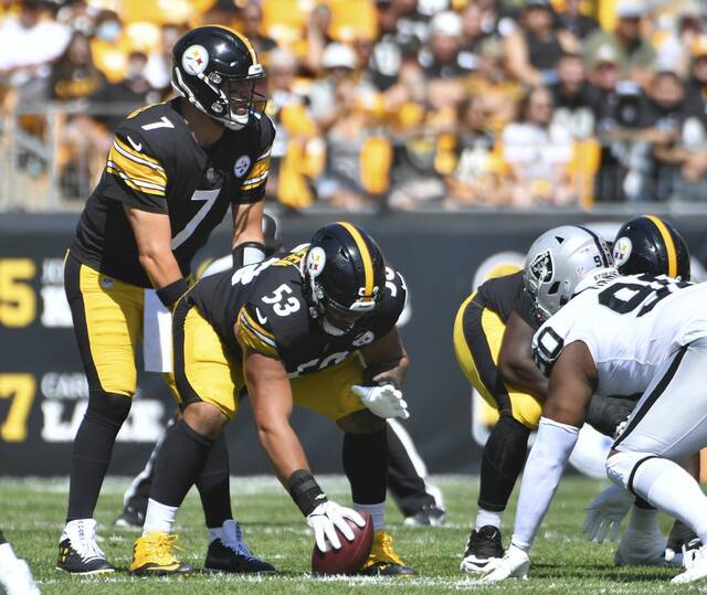 Steelers center Kendrick Green readies to snap to Ben Roethlisberger against the Raiders during the 2021 season.