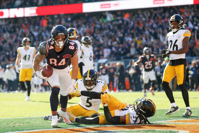 Bears tight end Colston Loveland scores against Steelers safety Kyle Dugger during the first half Sunday.