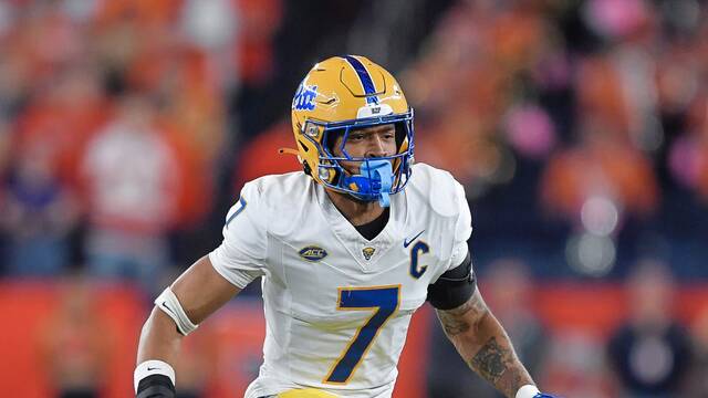 Pitt defensive back Javon McIntyre (7) runs on the field during the first half of an NCAA football game against Syracuse on Saturday, Oct. 18, 2025 in Syracuse, N.Y.