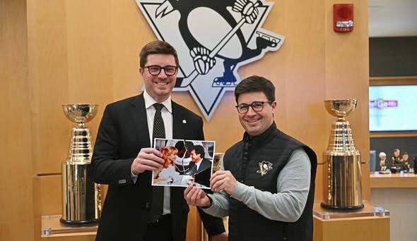 Body doubles: Penguins General Manager Kyle Dubas (left) and Pittsburgh Mayor-elect Corey O’Connor, holding a photo from “The Parent Trap”