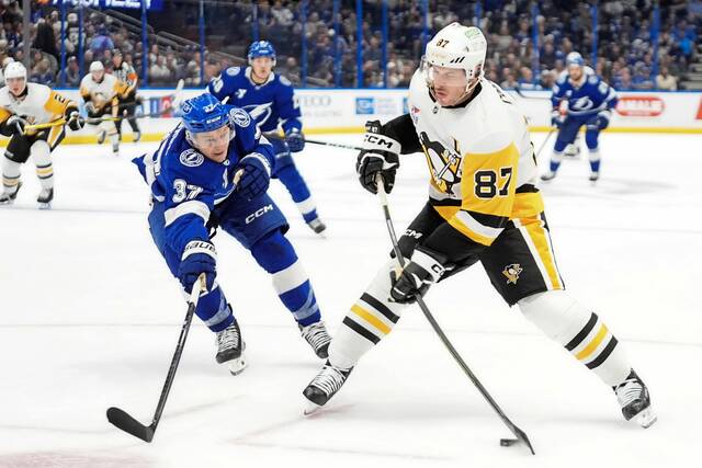 Penguins center Sidney Crosby (87) shoots against Lightning center Yanni Gourde (37) during the first period Thursday. (AP)