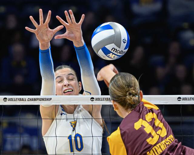 Pitt’s Marina Pezelj (left) defends a shot from Minnesota’s Kelly Kinney on Thursday at Petersen Events Center. (Andrew Palla | For TribLive)