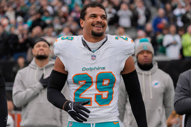 Miami Dolphins free safety Minkah Fitzpatrick (29) prepares to play against the New York Jets in an NFL football game, Sunday, Dec. 7, 2025, in East Rutherford, N.J. (AP Photo/Yuki Iwamura)