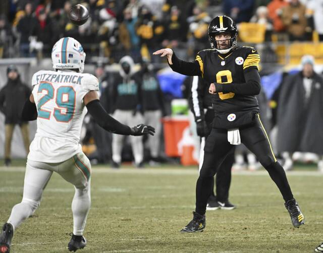 Steelers quarterback Aaron Rodgers throws a no-look pass to running back Jaylen Warren during Monday’s game against the Dolphins at Acrisure Stadium. (Chaz Palla | TribLive)